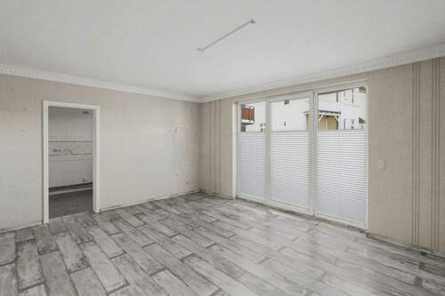 Wohnzimmer Blick zur Küche - 3 Zimmer Einfamilienhaus zum Kaufen in Binz