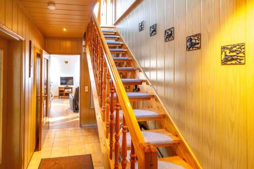 EG Mittelflur mit Treppe zum DG - 