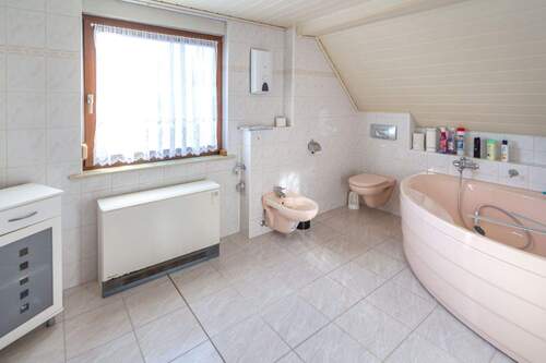 DG Modernes Wannenbad mit WB und WC - 