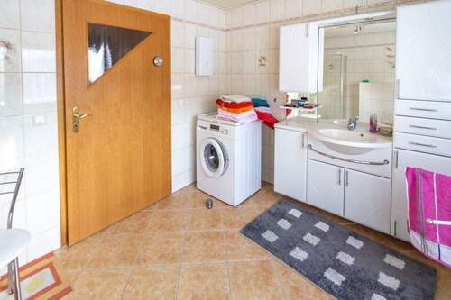 EG Modernes Duschbad Ansicht 2 - 