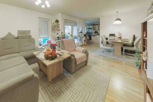 Wohnzimmer - Charmante 3-Zimmer-Etagenwohnung in zentrumsnaher Lage - ideal für Anleger und Selbstnutzer!