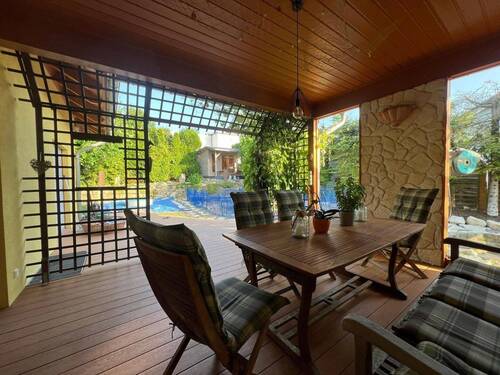 Überdachte große Terrasse - 