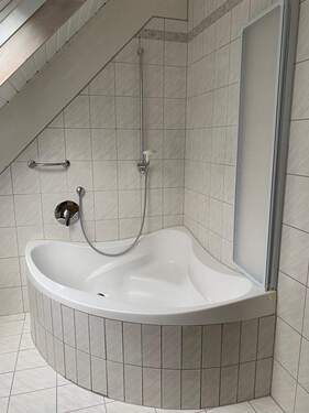 Badezimmer .JPG - 5 Zimmer Etagenwohnung in Marktheidenfeld