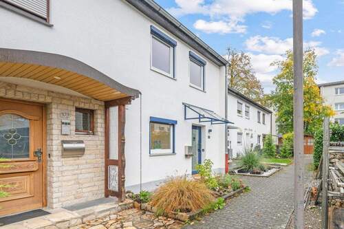 Vorderansicht - *PROVISIONSFREI* Komplett renoviertes, lichtdurchflutetes Reihenhaus mit Garten in ruhiger Lage