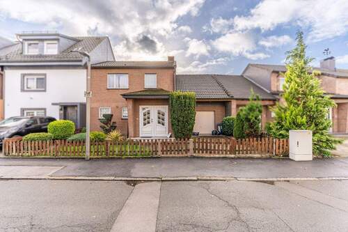 Außenansicht - Reihenmittelhaus mit Gartenparadies & Renovierungsbedarf - jetzt selbst gestalten