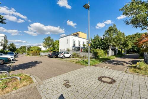 Straße & Kfz-Stellplatz v. W - 