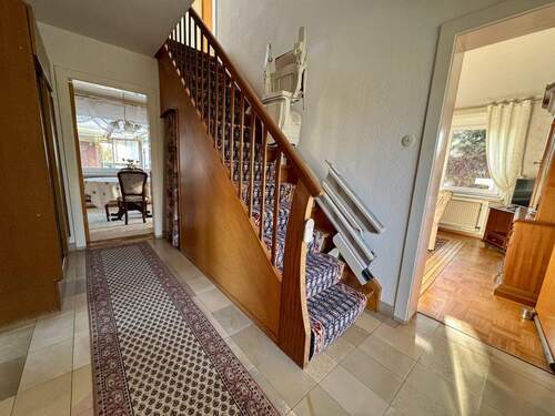 Flur EG mit Treppenlift - 