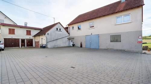 Hausfront - 7 Zimmer Mehrfamilienhaus, Wohnhaus in Sonnenbühl