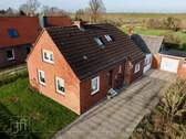 Aussenansicht Straßenseite - Hinter dem Haus der Deich, und nach vorne weites Land...