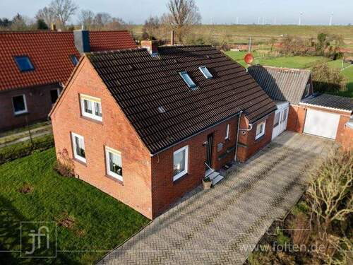 Aussenansicht Straßenseite - Hinter dem Haus der Deich, und nach vorne weites Land...