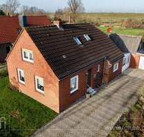 Hinter dem Haus der Deich, und nach vorne weites Land... - Jemgum Ditzum