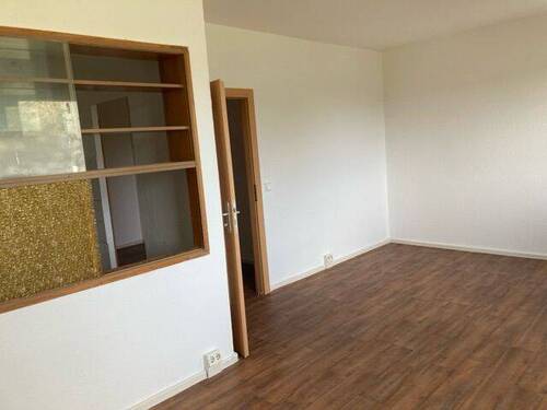 Wohnzimmer mit Blick auf die Durchreiche - Etagenwohnung mit 48,90 m&sup2; in Eberswalde zur Miete
