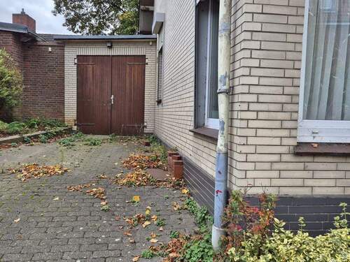 Garage und Auffahrt - Einfamilienhaus mit 130,00 m² in Burg (Dithmarschen) zum Kaufen