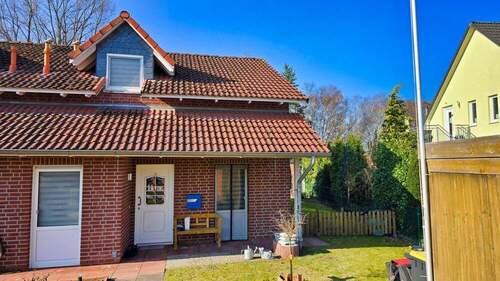 Hausansicht - Wohnen am Feldrand: mit der Bequemlichkeit einer zentralen Infrastruktur!