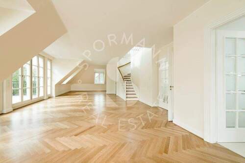 Wohnbereich mit Aufgang - 4 Zimmer Etagenwohnung in Düsseldorf