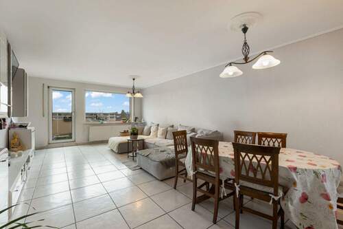 Helles großes Wohnzimmer - 3-Zimmer mit Aufzug, Balkon und Garage in Niehl am Rhein