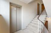 Hausflur mit Fahrstuhl - 