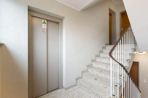 Hausflur mit Fahrstuhl - 
