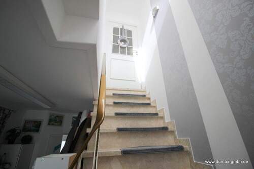 Treppenaufgang zur Wohnung (2) - 6 Zimmer Einfamilienhaus zum Kaufen in Diepholz