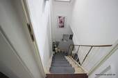 Treppenaufgang zur Wohnung (1) - 6 Zimmer Einfamilienhaus in Diepholz