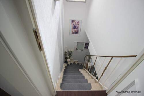 Treppenaufgang zur Wohnung (1) - 6 Zimmer Einfamilienhaus in Diepholz