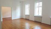 Wohnbereich mit Blick ins Erkerzimmer - Renovierte, wunderschöne Altbauwohnung!