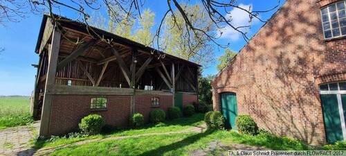 Vorgelagerte offene Scheune - 
