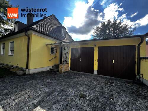 Eingangsbereich und zwei Garagen - 4 Zimmer Einfamilienhaus zum Kaufen in München