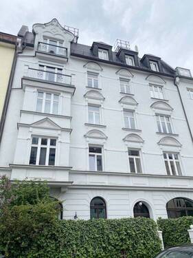 Hausansicht - Modernes Wohnen im stilvollen Altbau - 2-Zimmer-Wohnung mit Balkon in ruhiger Lage in Neuhausen