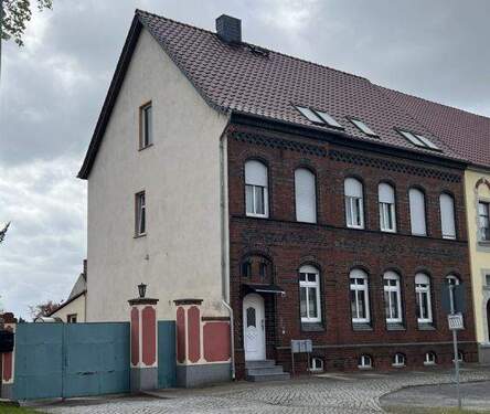 Außenansicht - Große 2 Raum Wohnung in Zerbst mit Doppelgarage und Gartennutzung