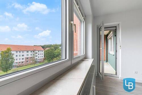 ... mit Zugang zum Balkon - 
