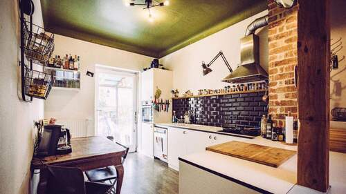 Küche mit Türe in den Garten - Altbauwohnung in Kernstadt mit großem Garten