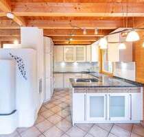 Geschmackvolles A+-Holzmassivhaus mit 250 m², inkl. Einliegerwohnung & PV mit Speicher - Bayerbach Mausham