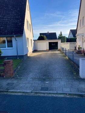 Grundstückszufahrt mit Doppelgarage - 6 Zimmer Einfamilienhaus in Soltau