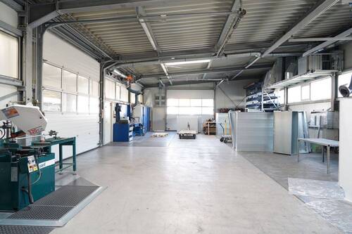 geräumige Produktionshalle - 