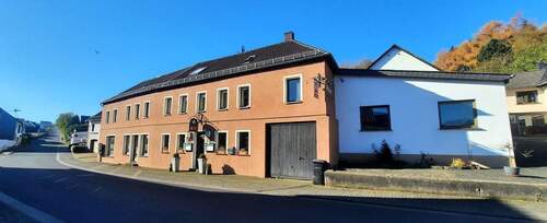 Vorderansicht Straßenseite - Beliebter historischer Landgasthof mit vielen Nutzungsmöglichkeiten zu verkaufen