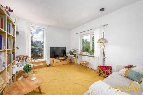 Wohnzimmer - Besondere Erdgeschosswohnung mit Terrasse, Gartenanteil und Garage in Regensburg zu verkaufen