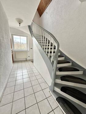 Treppenhaus - 5 Zimmer Einfamilienhaus zum Kaufen in Eslarn