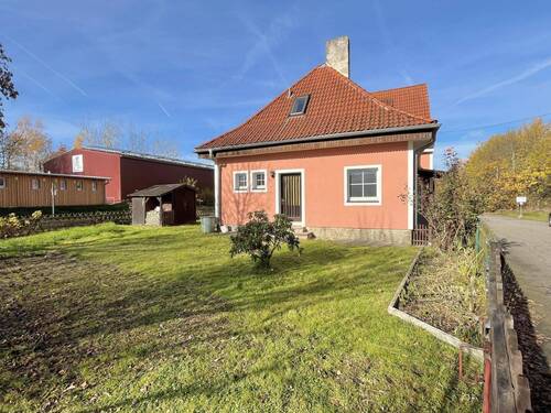 Wohnhaus- und Gartenansicht - 