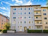 Gebäudeansicht - Top!! Sanierungsbedürftige 2-Zi Wohnung in guter Lage mit Balkon