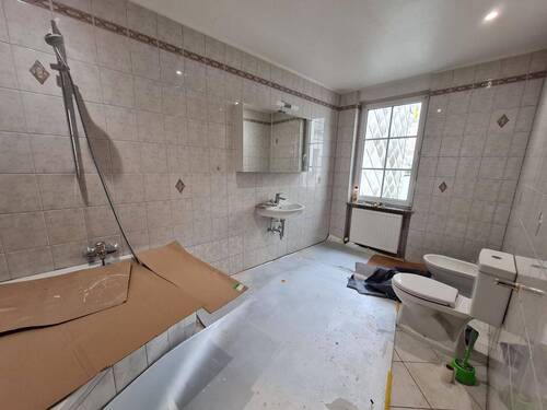 Badezimmer EG.jpg - 5 Zimmer Etagenwohnung in Saarbrücken