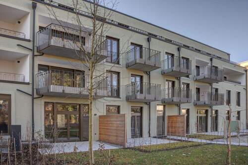 Gartenseite mit Blick aufs Gebäude - 2 Zimmer Etagenwohnung in München