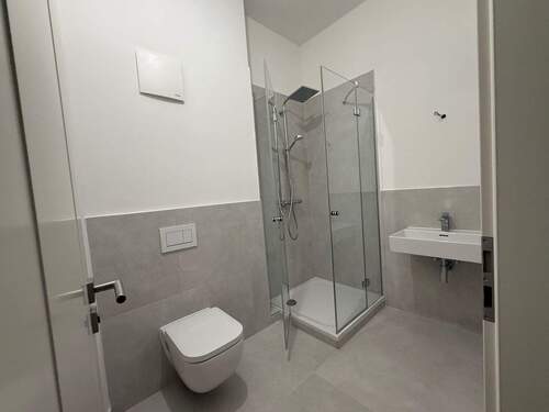 Badezimmer mit Dusche - Etagenwohnung mit 45,00 m&sup2; in München zum Kaufen