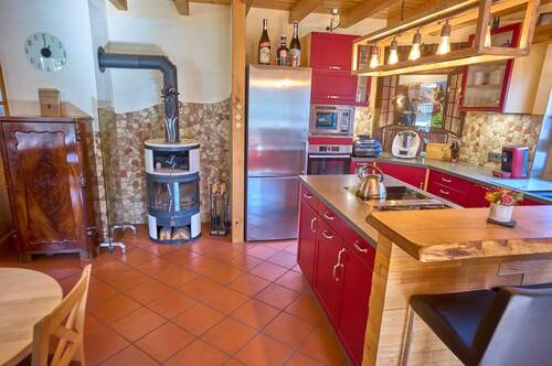 Gemütlicher Kaminofen im Küchen- / Essplatzbereich - 