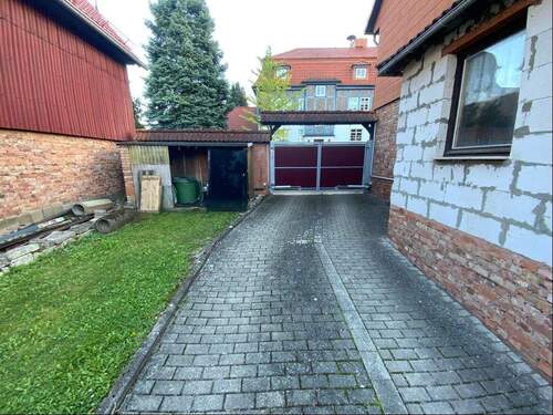 Einfahrt mit elektrischem Tor - 