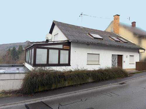 Zugang Hangseite - 6 Zimmer Einfamilienhaus in Wilhelmsfeld