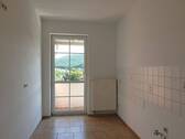 Küche mit Zugang zum Balkon - 3 Zimmer Etagenwohnung zur Miete in Aue