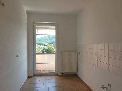 Küche mit Zugang zum Balkon - 3 Zimmer Etagenwohnung zur Miete in Aue