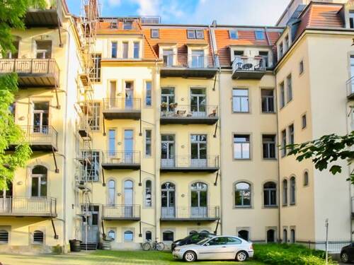 Hofseite mit Stellplätzen - 