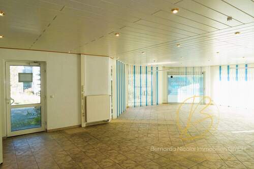 Ausstellungs- und Bürofläche - 